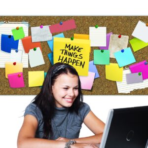 Visionboard met kleurrijke post-its en notities, terwijl een glimlachend meisje aan tafel werkt op een laptop, symbool voor het creëren van een inspirerende toekomst en groei. | Vision board with colorful post-its and notes, with a smiling girl at the table working on her laptop, symbolizing creating an inspiring future and growth.